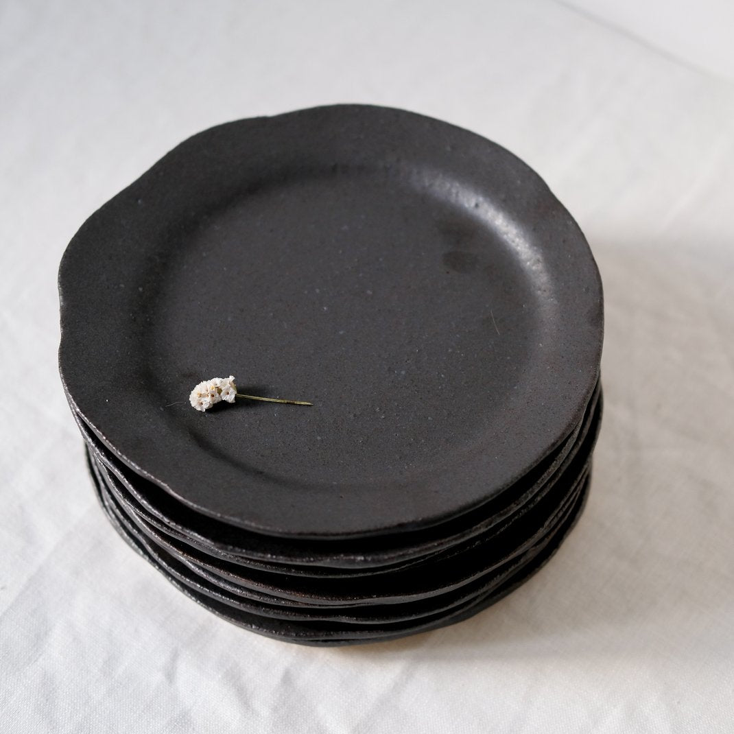 Assiette noire de Françoise Cholé chez Brutal Ceramics