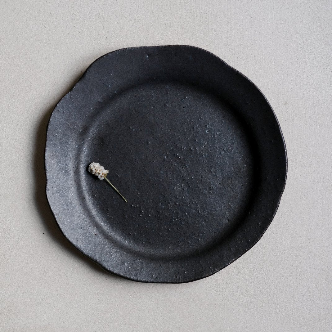 Assiette noire de Françoise Cholé chez Brutal Ceramics
