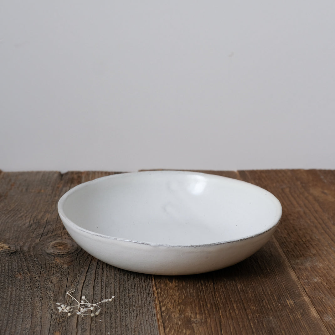 Assiette creuse en grès blanc par Gaelle Le Doledec chez Brutal Ceramics