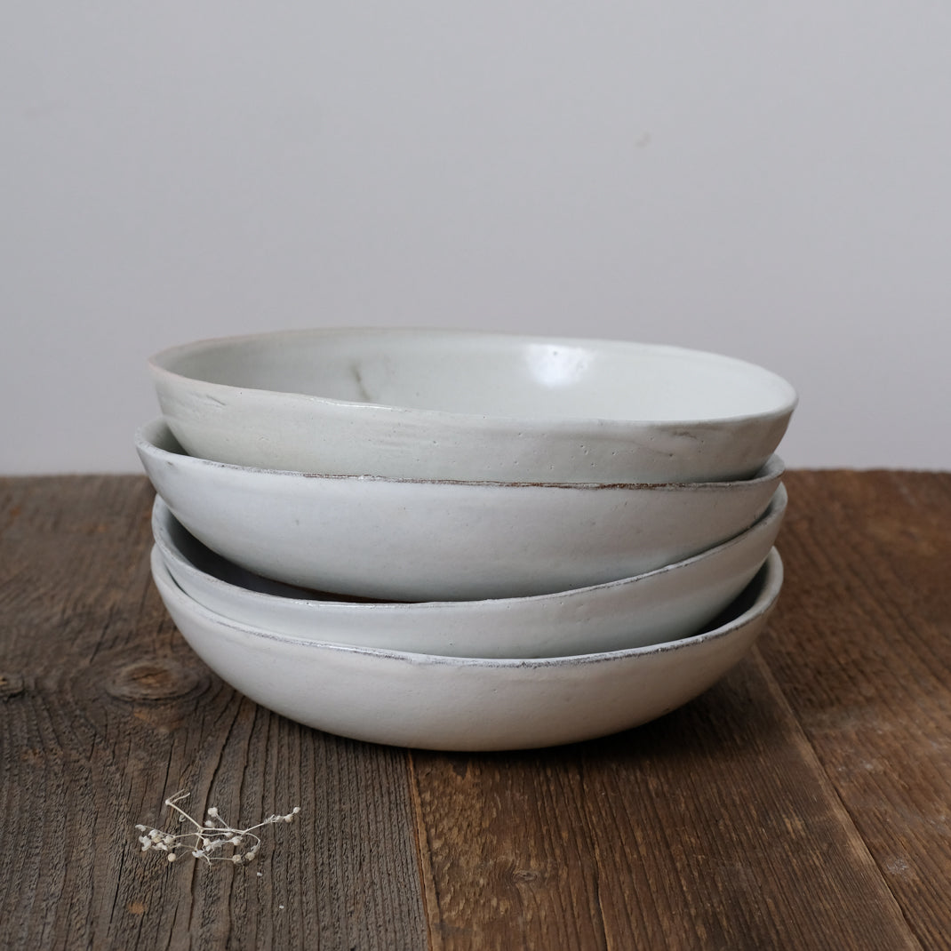 Assiette creuse en grès blanc par Gaelle Le Doledec chez Brutal Ceramics