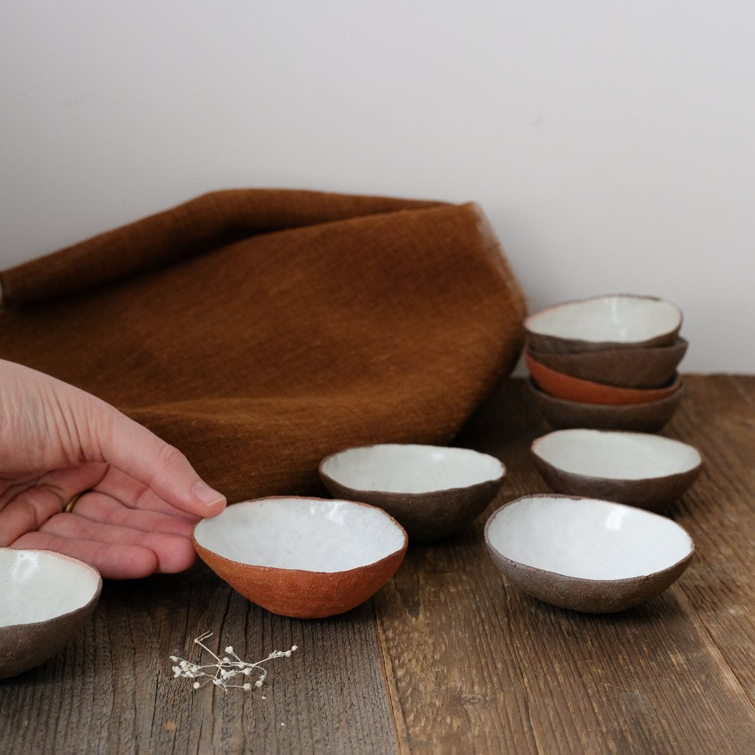 Petite coupelle en grès blanc par Gaelle Le Doledec chez Brutal Ceramics