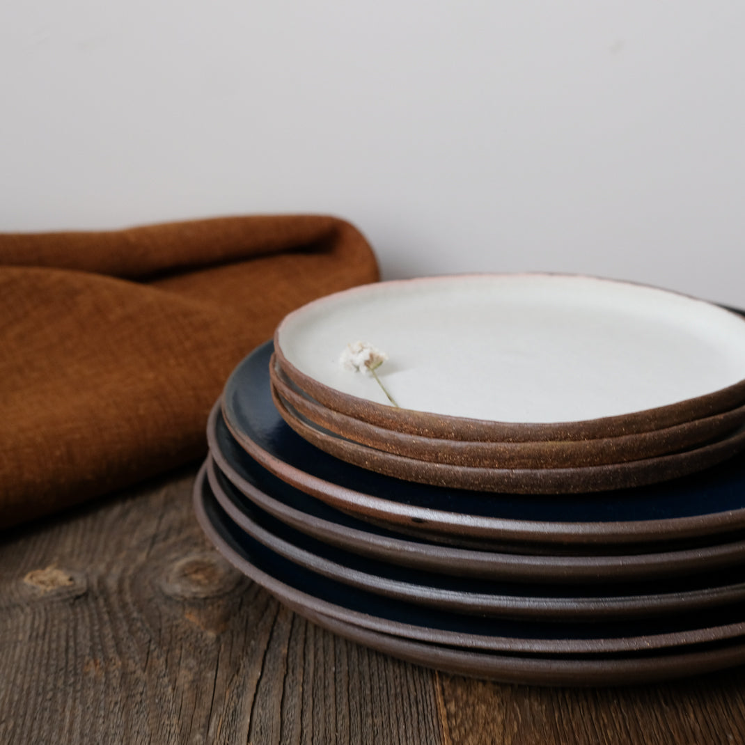 Assiette en grès bleu par Gaelle Le Doledec chez Brutal Ceramics