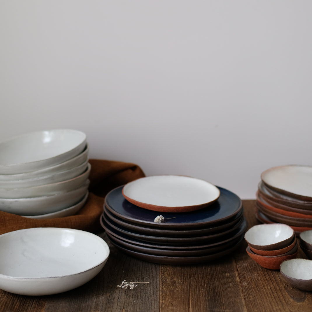 Assiette creuse en grès blanc par Gaelle Le Doledec chez Brutal Ceramics