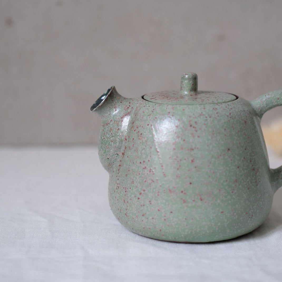 Théière en grès vert par Gaelle le Doledec chez Brutal Ceramics
