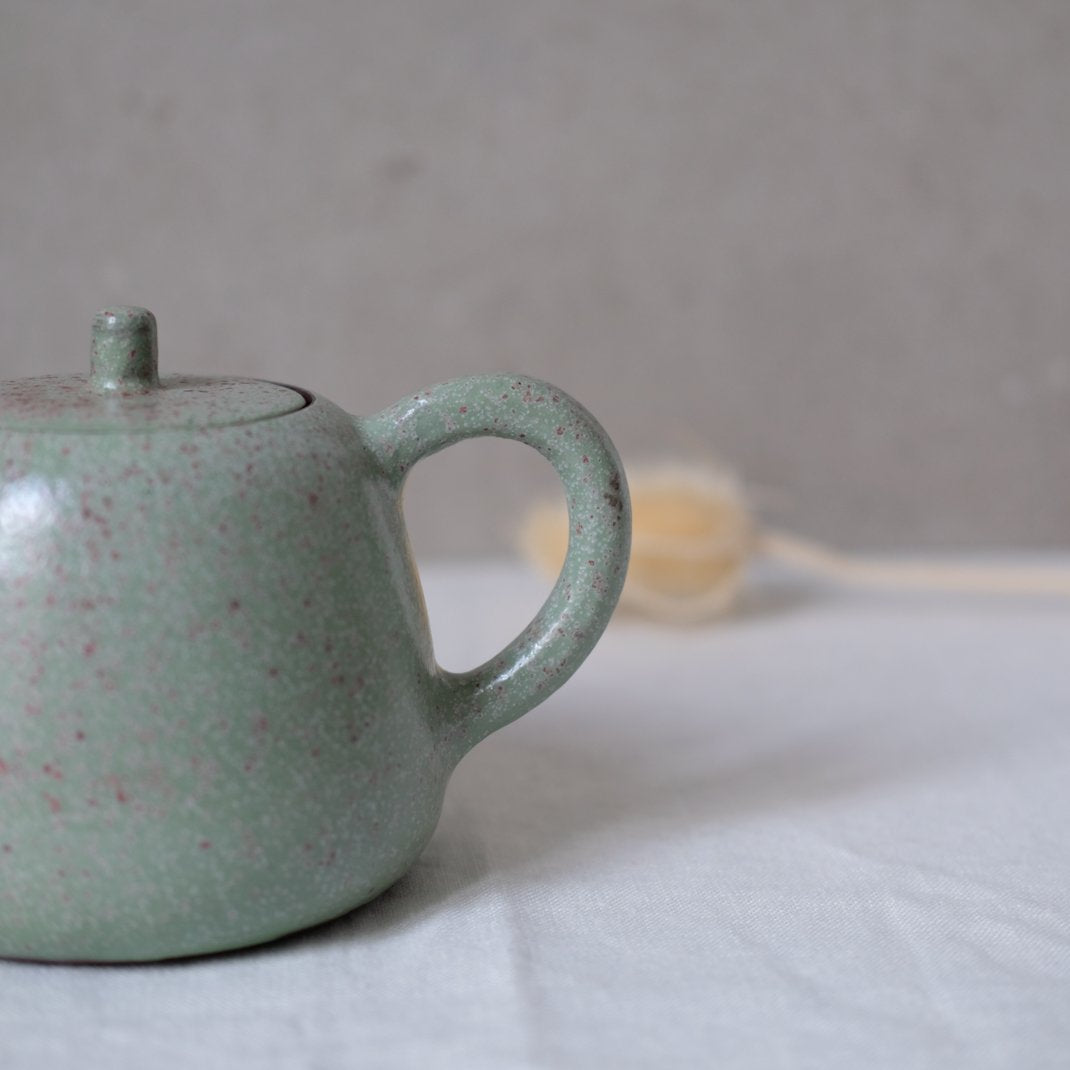 Théière en grès vert par Gaelle le Doledec chez Brutal Ceramics