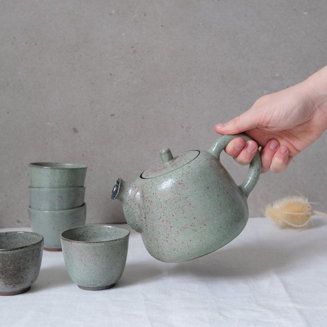 Théière en grès vert par Gaelle le Doledec chez Brutal Ceramics