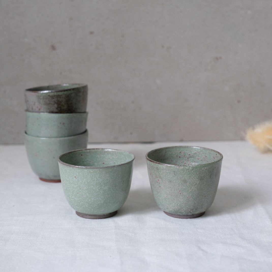 Tasse en grès vert par Gaelle le Doledec chez Brutal Ceramics