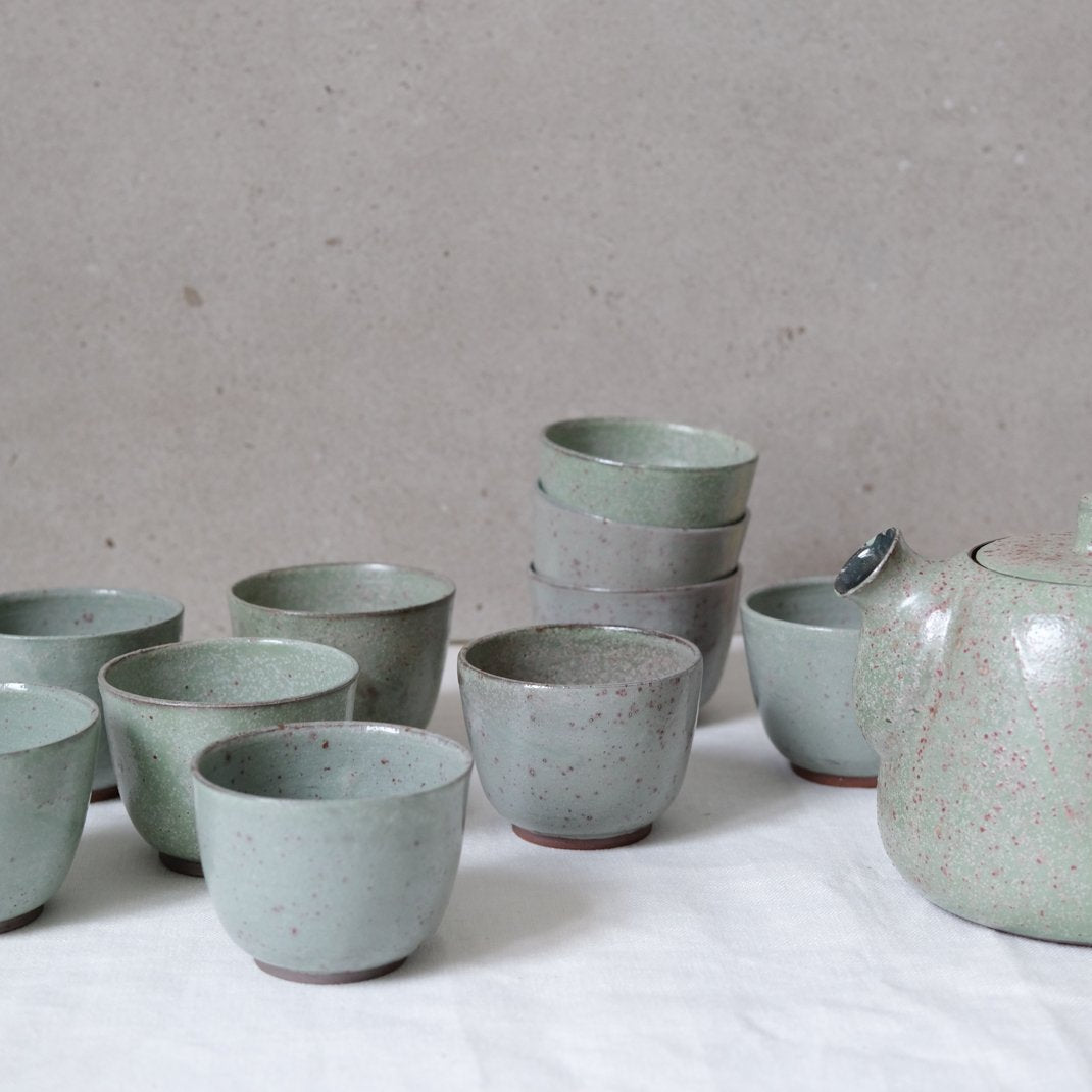 Tasse en grès vert par Gaelle le Doledec chez Brutal Ceramics