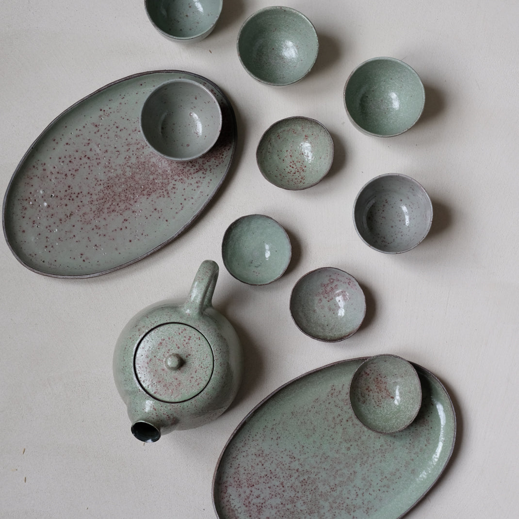 Petite coupelle en grès vert par Gaelle Le Doledec chez Brutal Ceramics