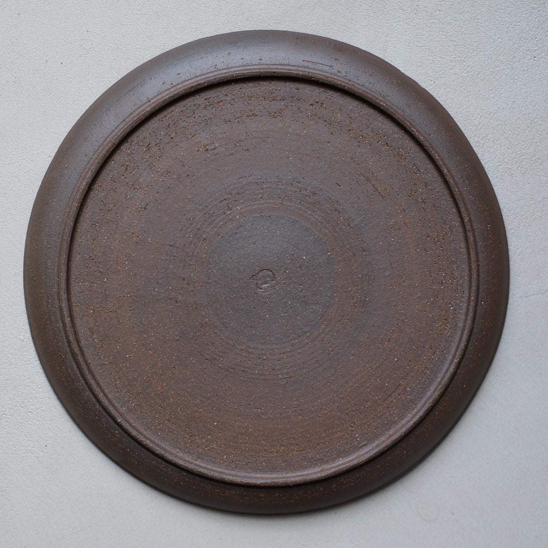 Assiette en grès bleu par Gaelle Le Doledec chez Brutal Ceramics