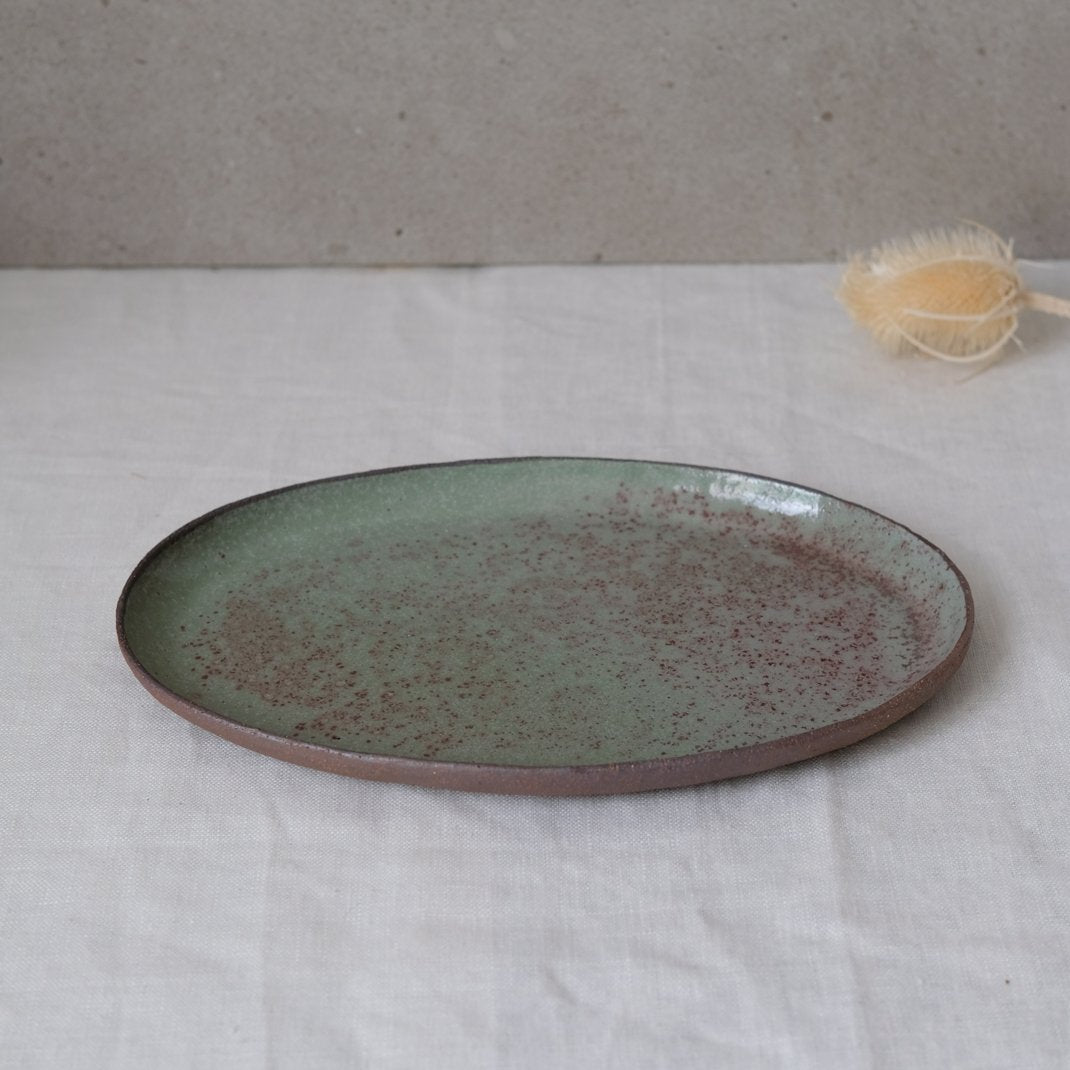Plat Oval en grès vert par Gaelle le Doledec chez Brutal Ceramics