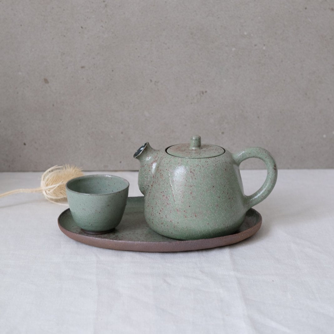 Tasse en grès vert par Gaelle le Doledec chez Brutal Ceramics