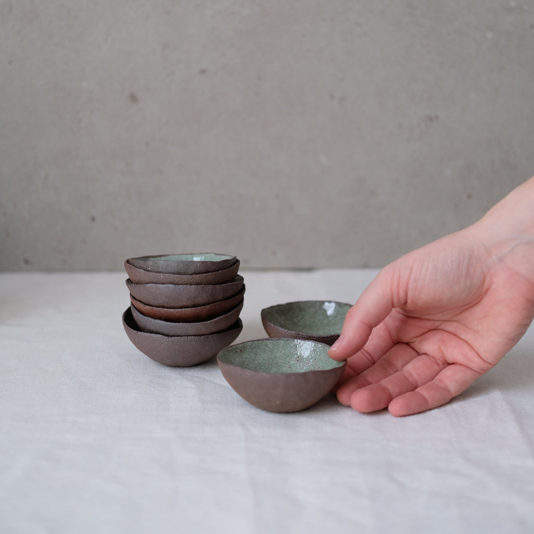 Petite coupelle en grès vert par Gaelle Le Doledec chez Brutal Ceramics