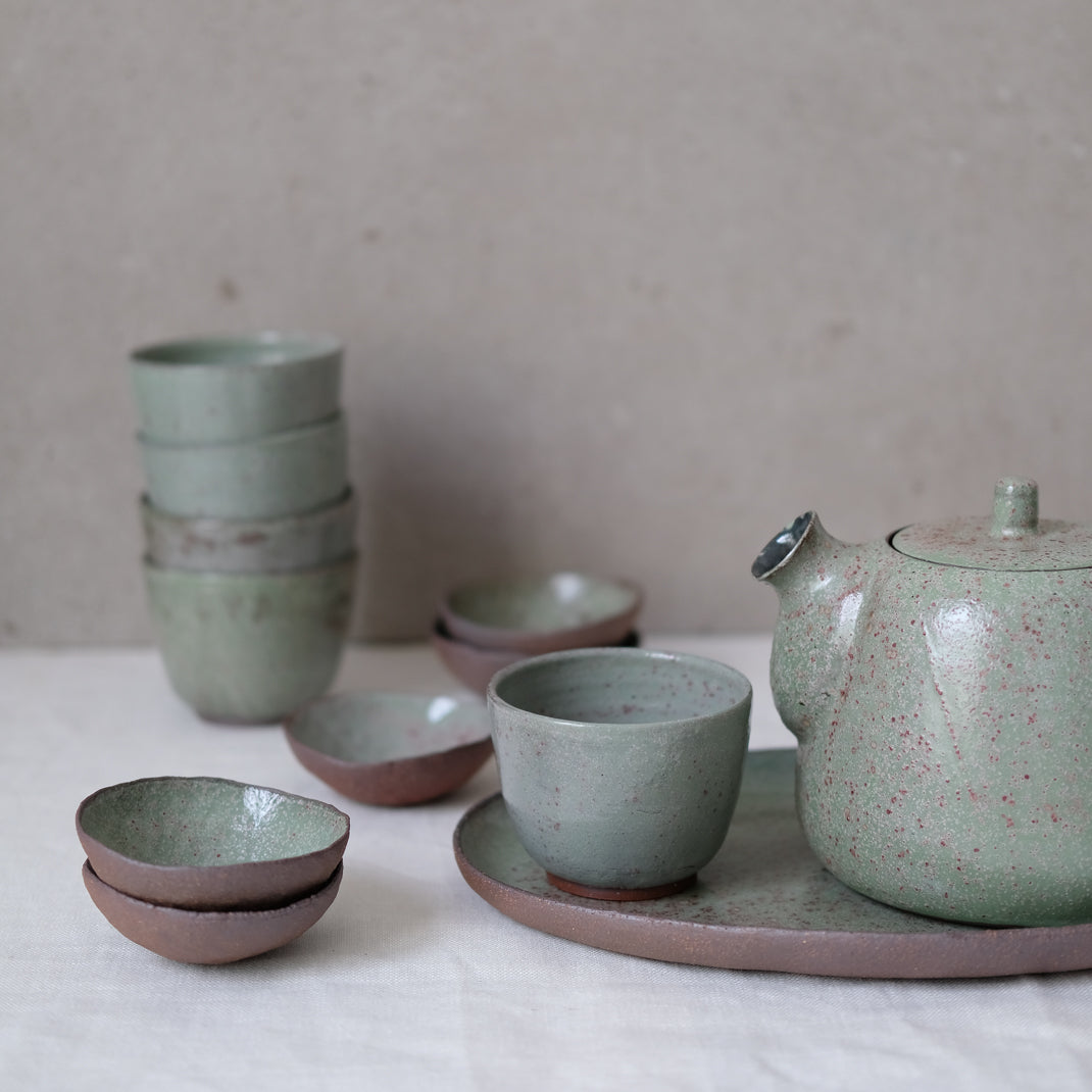 Théière en grès vert par Gaelle le Doledec chez Brutal Ceramics