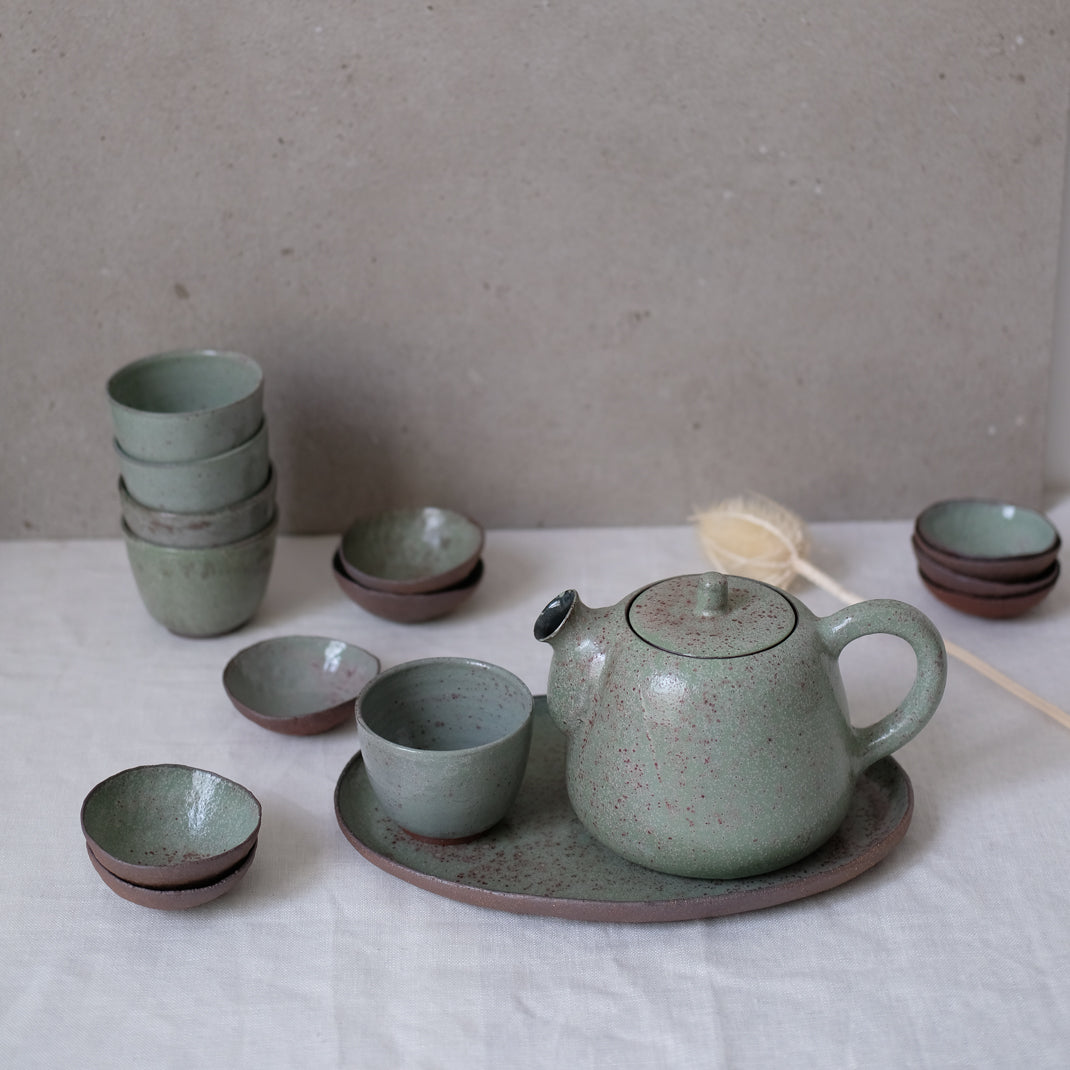 Plat Oval en grès vert par Gaelle le Doledec chez Brutal Ceramics