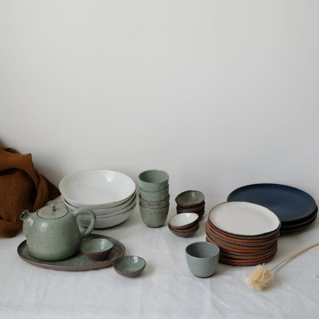 Assiette creuse en grès blanc par Gaelle Le Doledec chez Brutal Ceramics