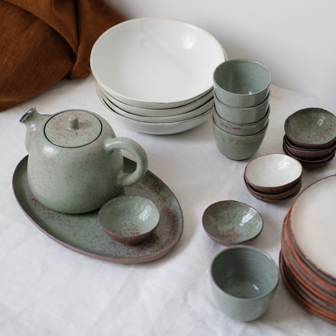 Tasse en grès vert par Gaelle le Doledec chez Brutal Ceramics