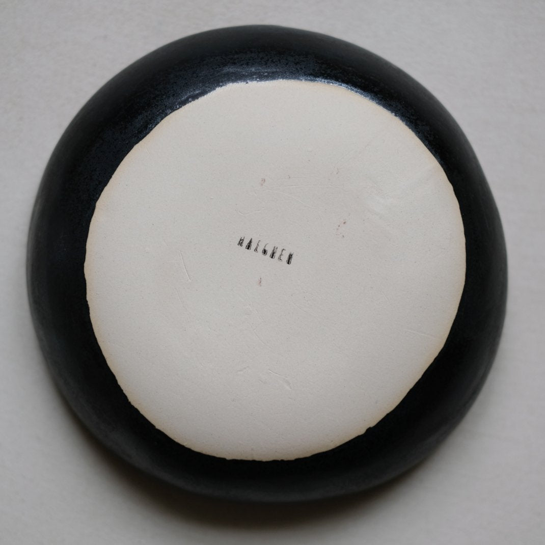 Assiette creuse d'Haeghen chez Brutal Ceramics