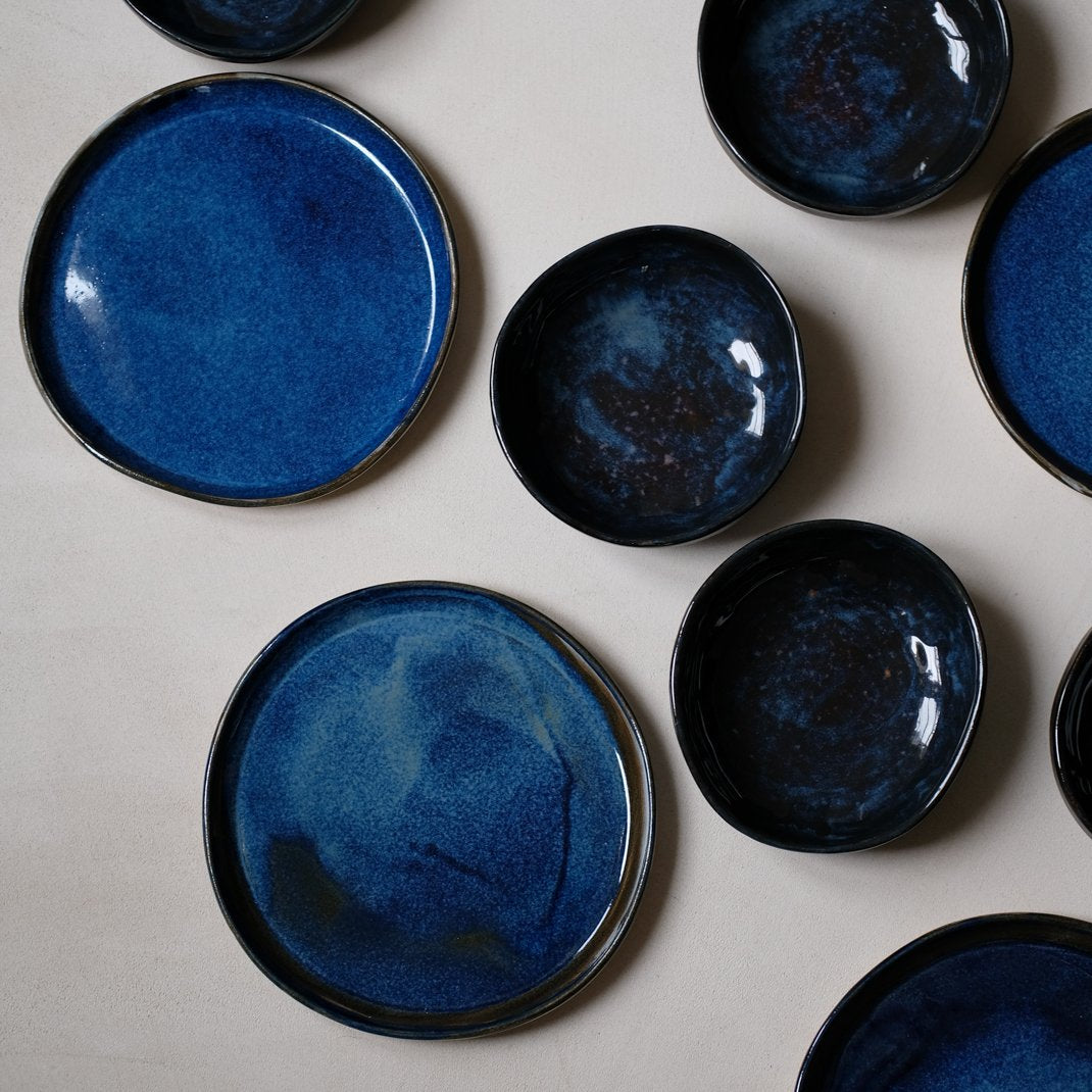 Assiette en grès bleu abyssal par Haeghen chez Brutal Ceramics