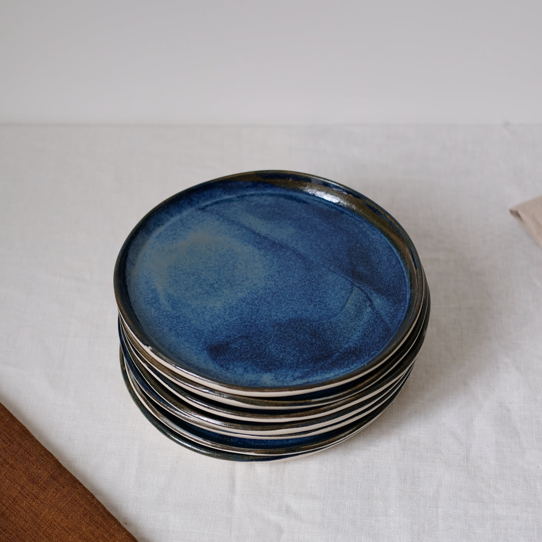 Assiette en grès bleu abyssal par Haeghen chez Brutal Ceramics