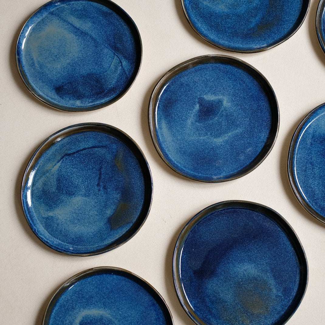 Assiette en grès bleu abyssal par Haeghen chez Brutal Ceramics