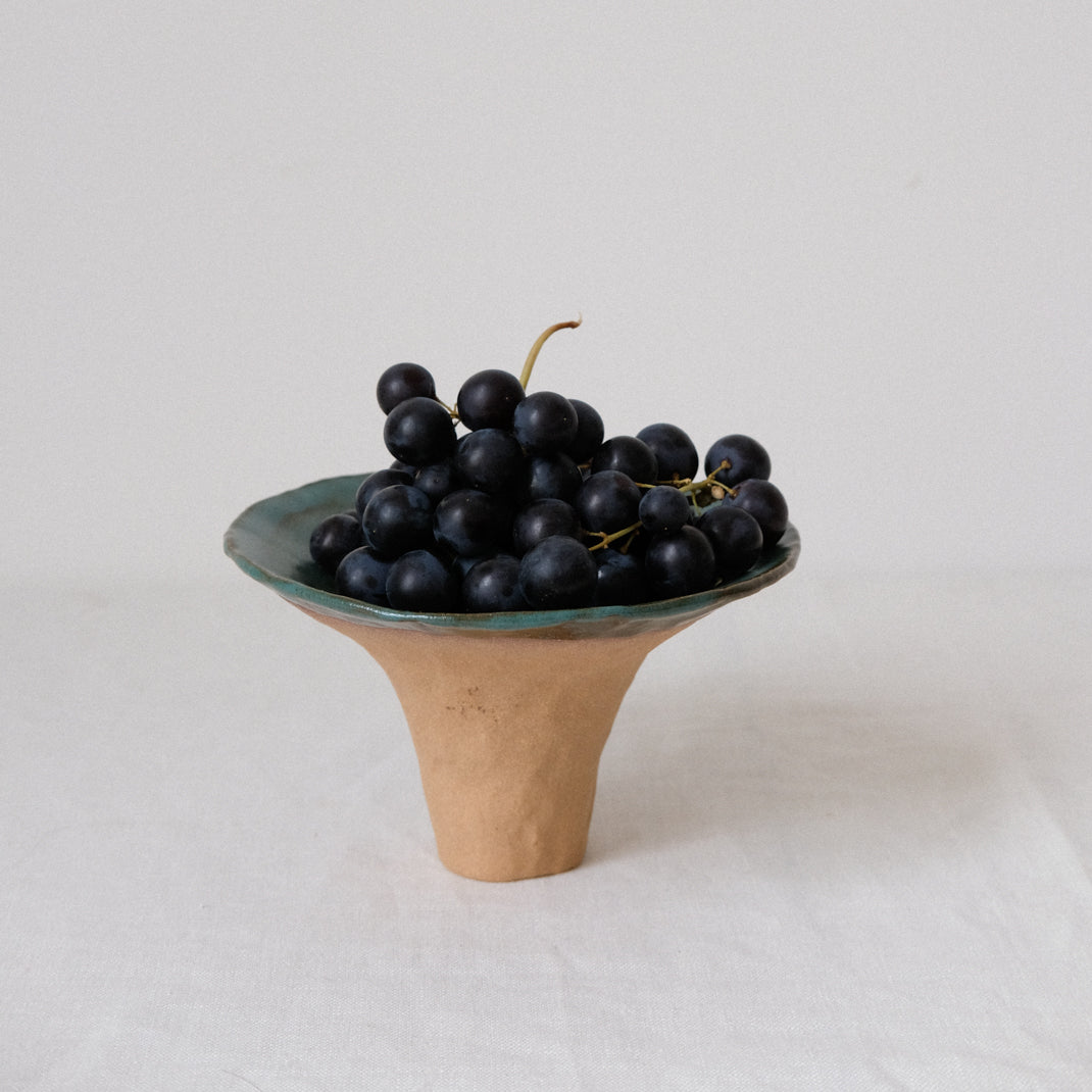 Coupe en grès roux bleue par Judith Lasry chez Brutal Ceramics