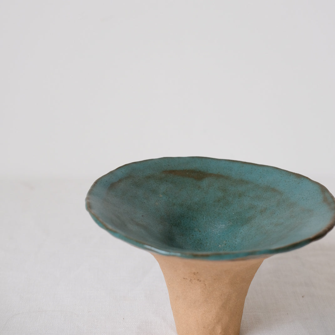 Coupe en grès roux bleue par Judith Lasry chez Brutal Ceramics