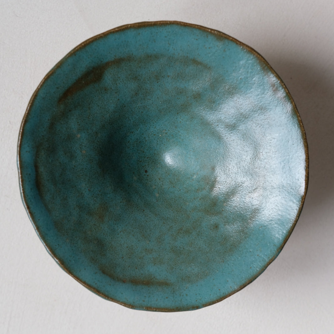 Coupe en grès roux bleue par Judith Lasry chez Brutal Ceramics