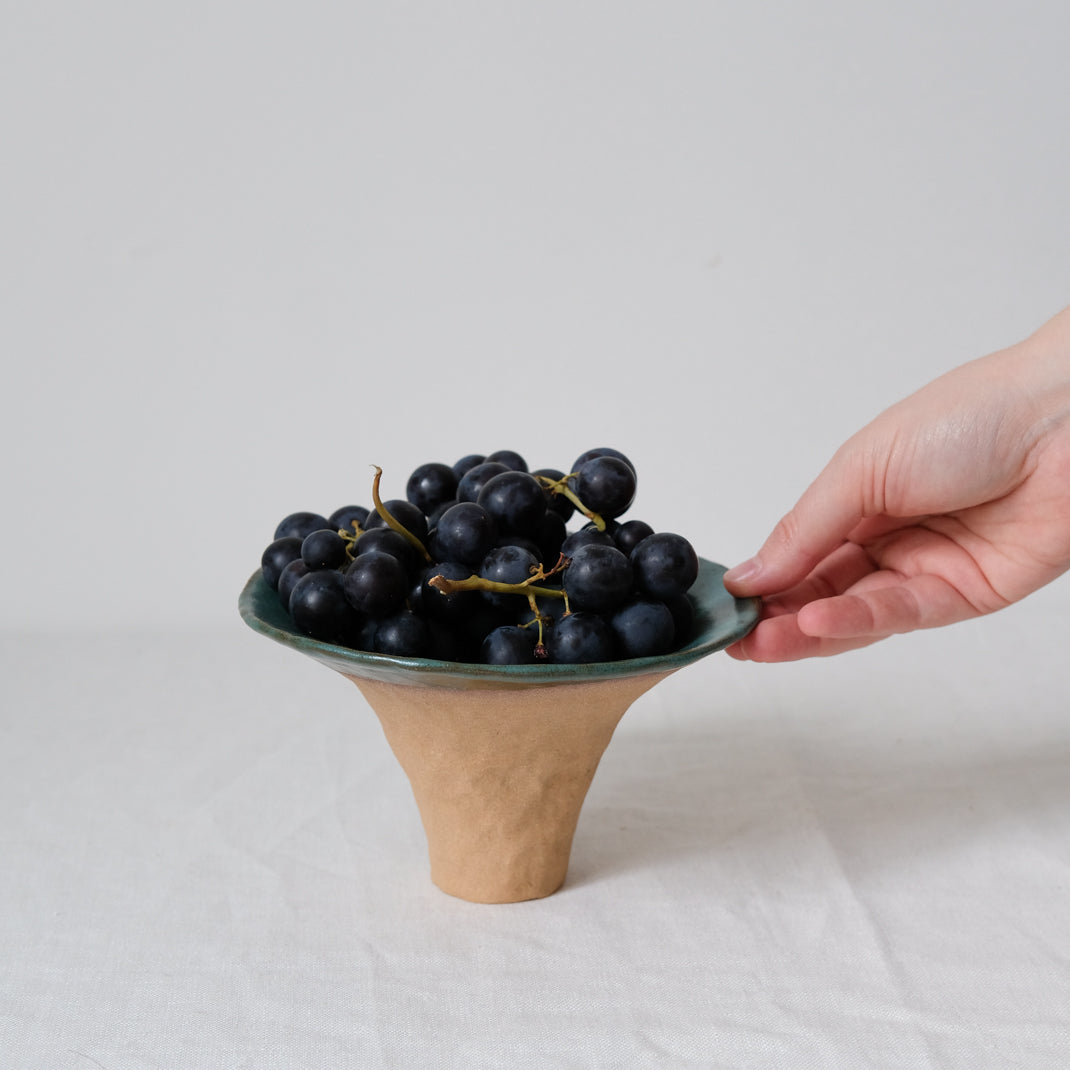 Coupe en grès roux bleue par Judith Lasry chez Brutal Ceramics