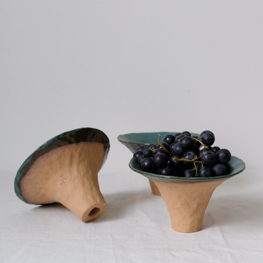 Coupe en grès roux bleue par Judith Lasry chez Brutal Ceramics