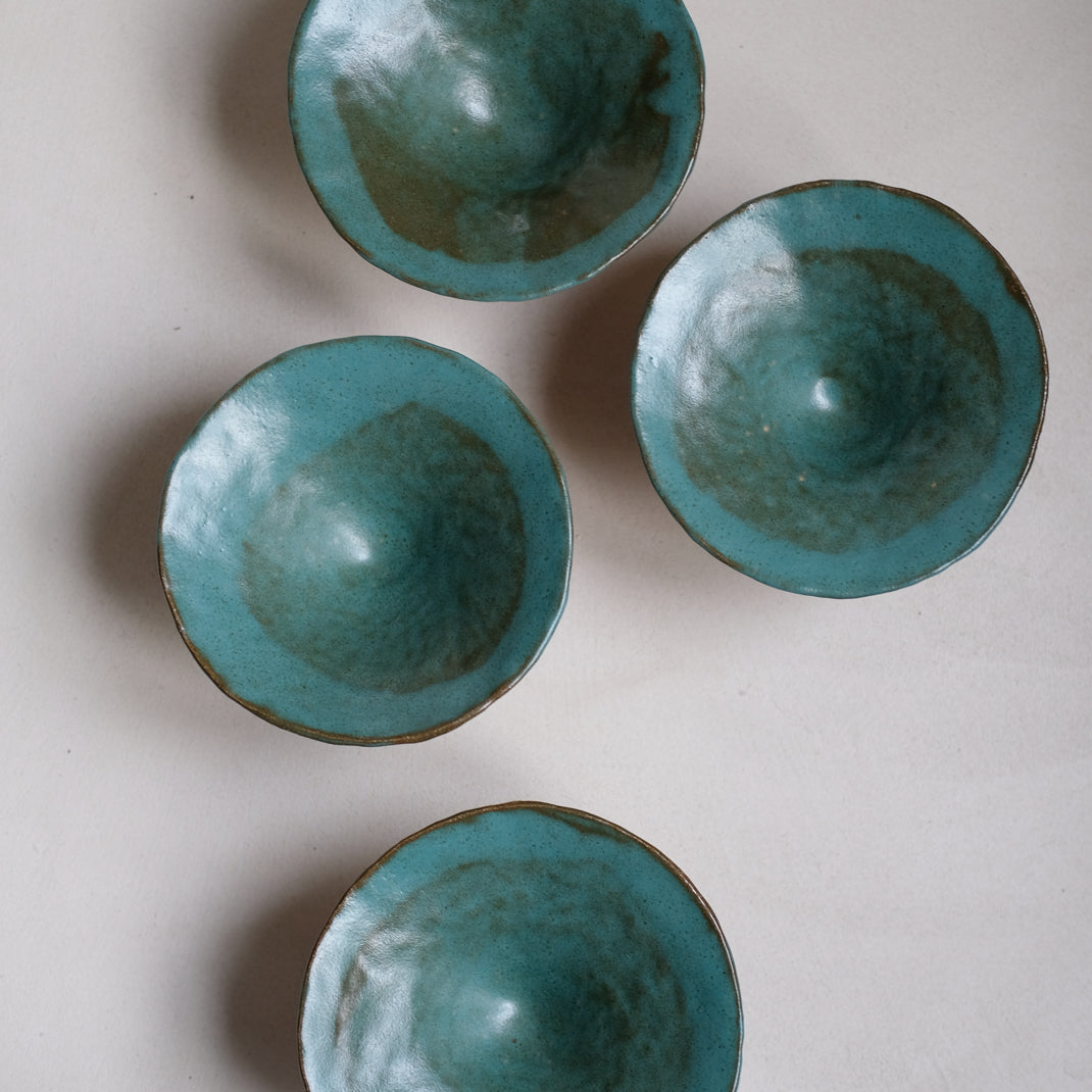 Coupe en grès roux bleue par Judith Lasry chez Brutal Ceramics