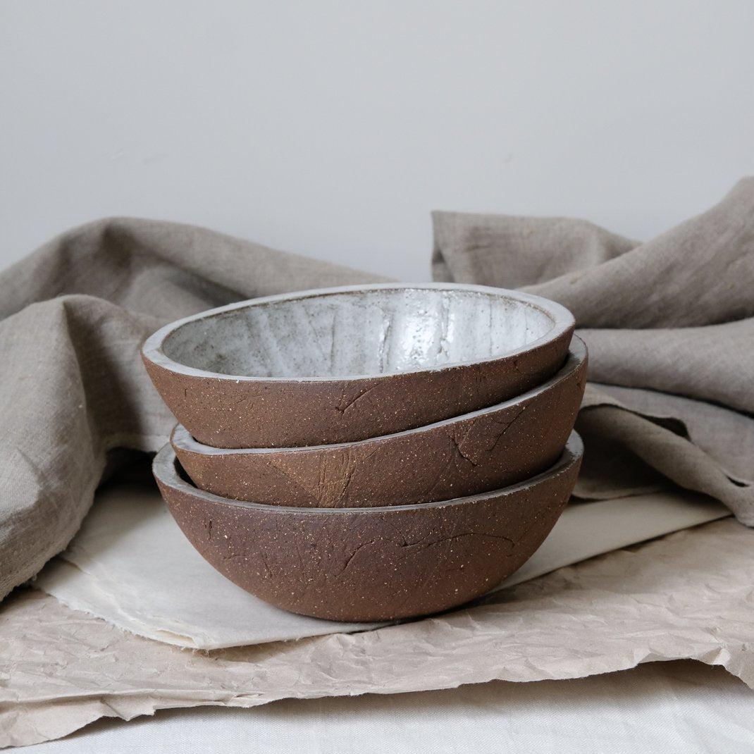 Saladier en grès de Kana London chez Brutal Ceramics