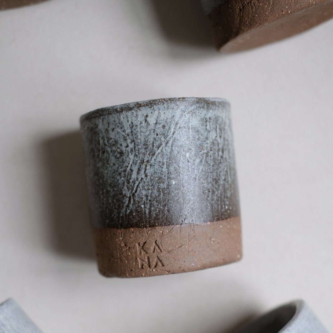 Tasse en grès de Kana London chez Brutal Ceramics