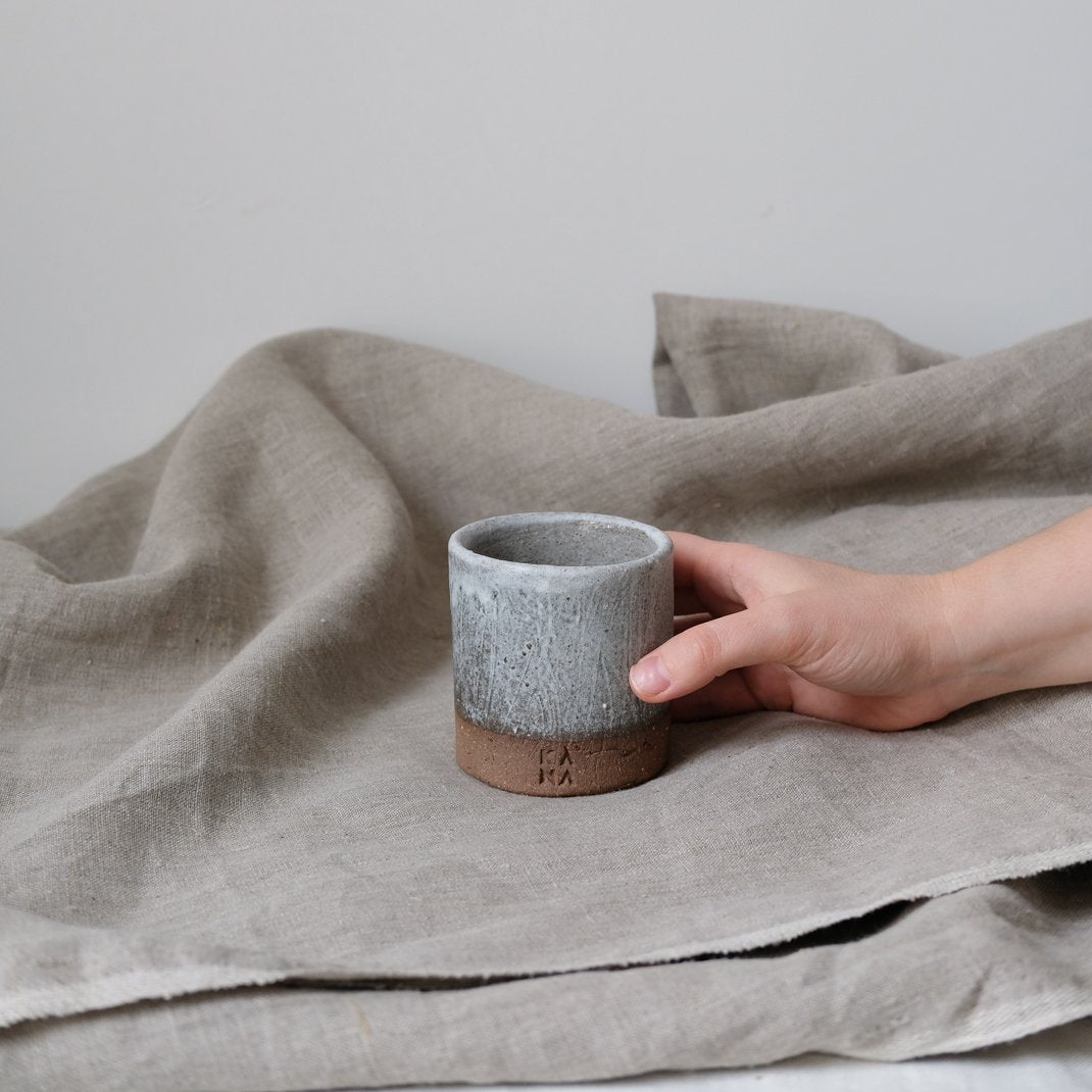 Tasse en grès de Kana London chez Brutal Ceramics