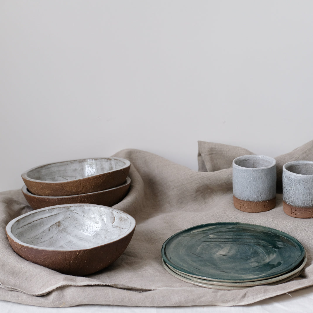 Saladier en grès de Kana London chez Brutal Ceramics