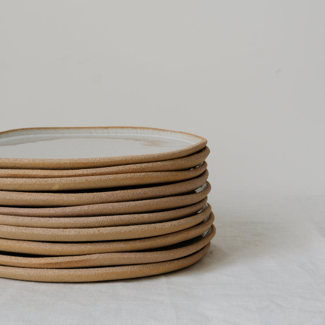 Assiette en grès blanc par Lisa Allegra chez Brutal Ceramics