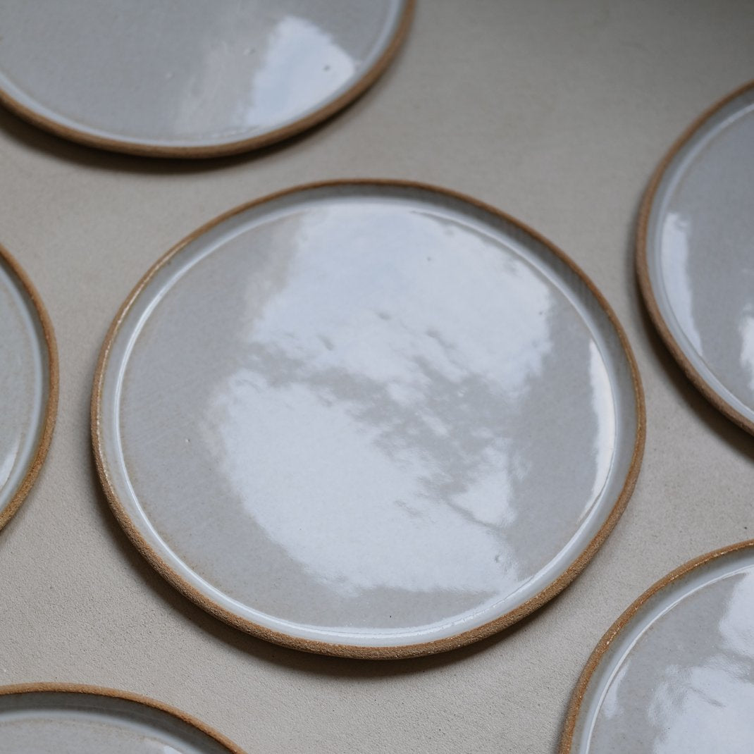 Assiette en grès blanc par Lisa Allegra chez Brutal Ceramics