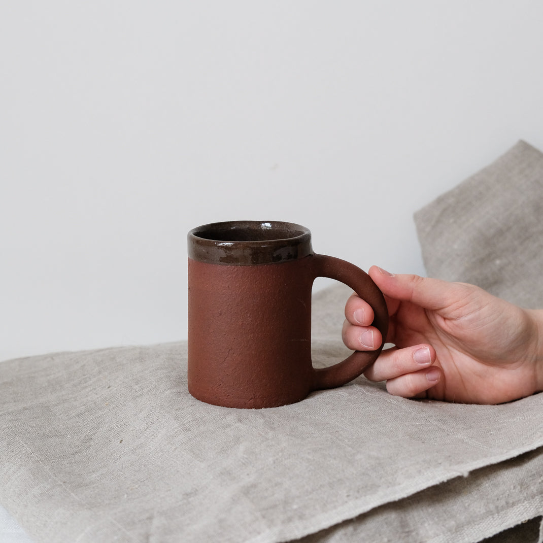 Mug Caroube par Lisa Allegra chez Brutal Ceramics