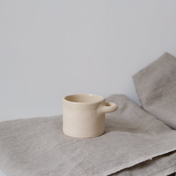 Mug Amande par Lisa Allegra chez Brutal Ceramics