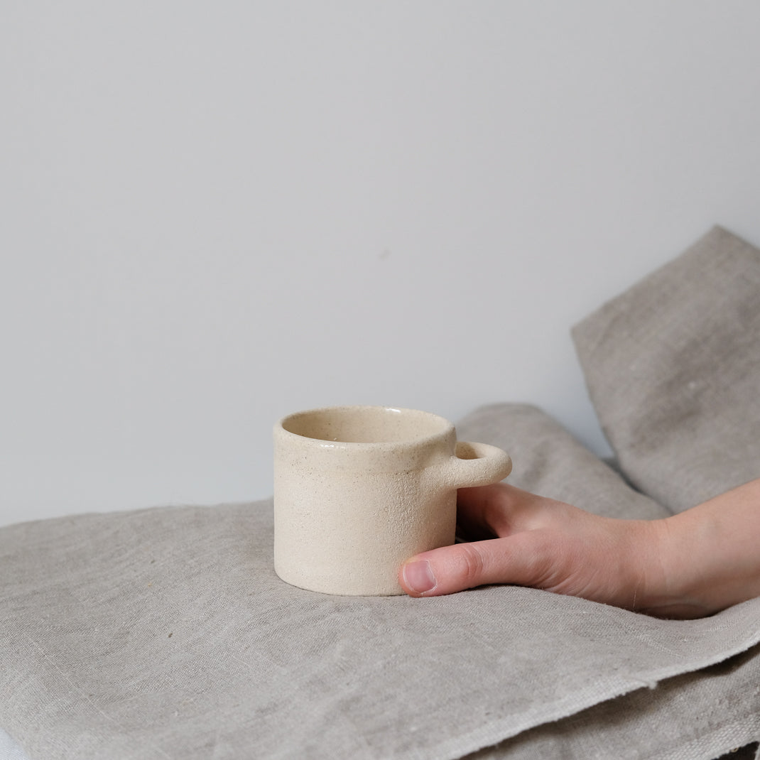 Mug Amande par Lisa Allegra chez Brutal Ceramics