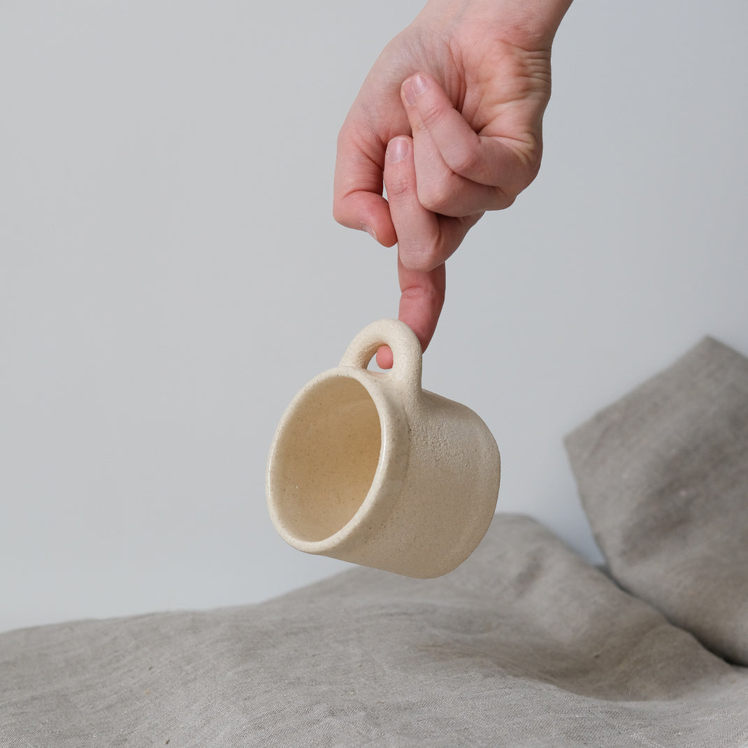 Mug Amande par Lisa Allegra chez Brutal Ceramics