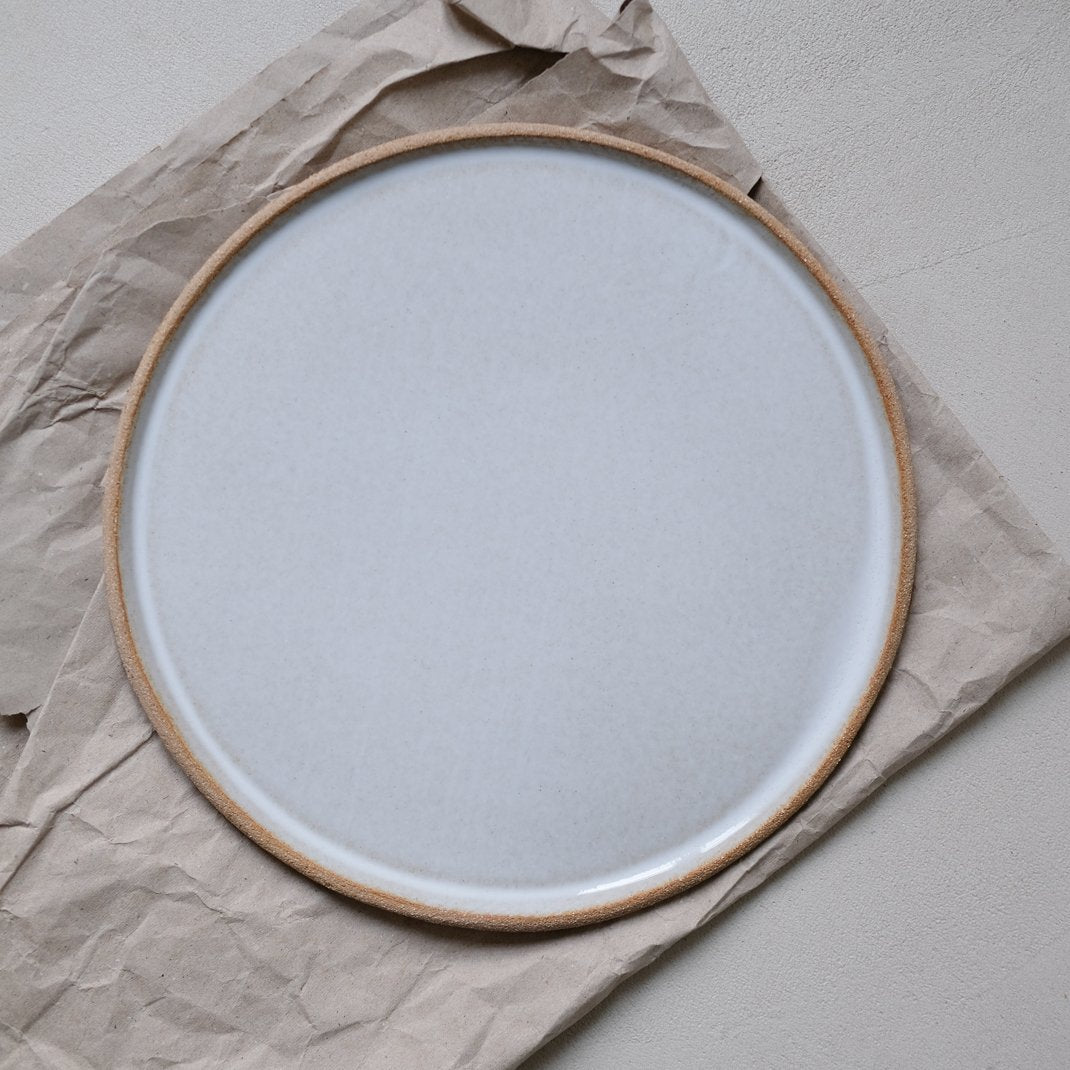 Assiette en grès blanc par Lisa Allegra chez Brutal Ceramics