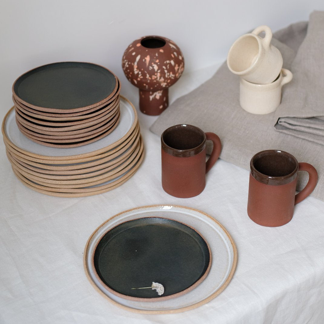 Assiette en grès bleu marron par Lisa Allegra chez Brutal Ceramics