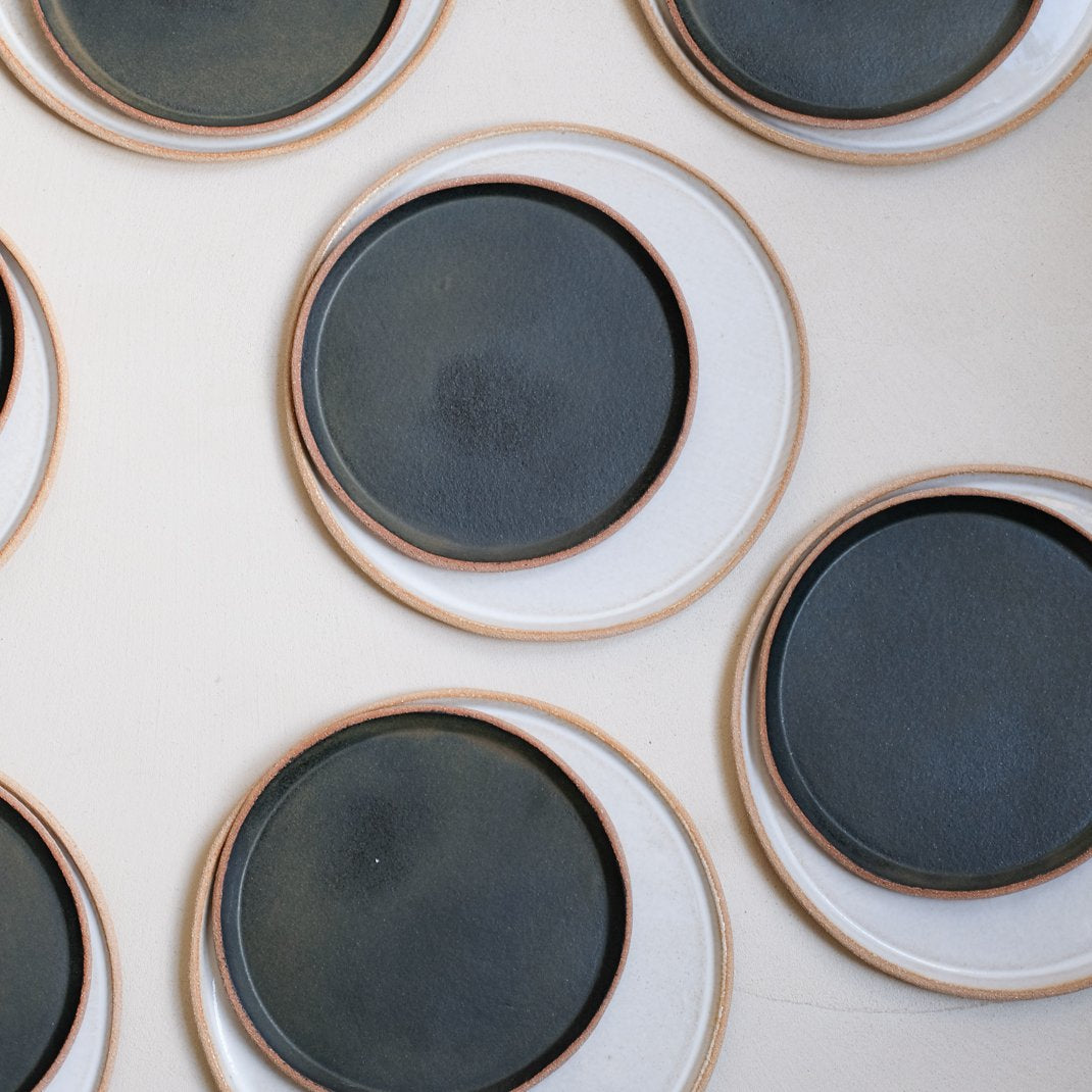 Assiette en grès bleu marron par Lisa Allegra chez Brutal Ceramics