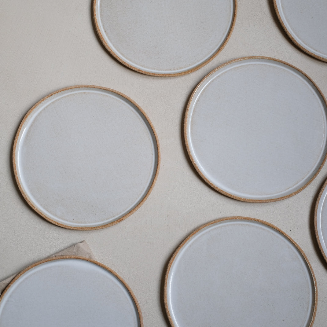 Assiette en grès blanc par Lisa Allegra chez Brutal Ceramics