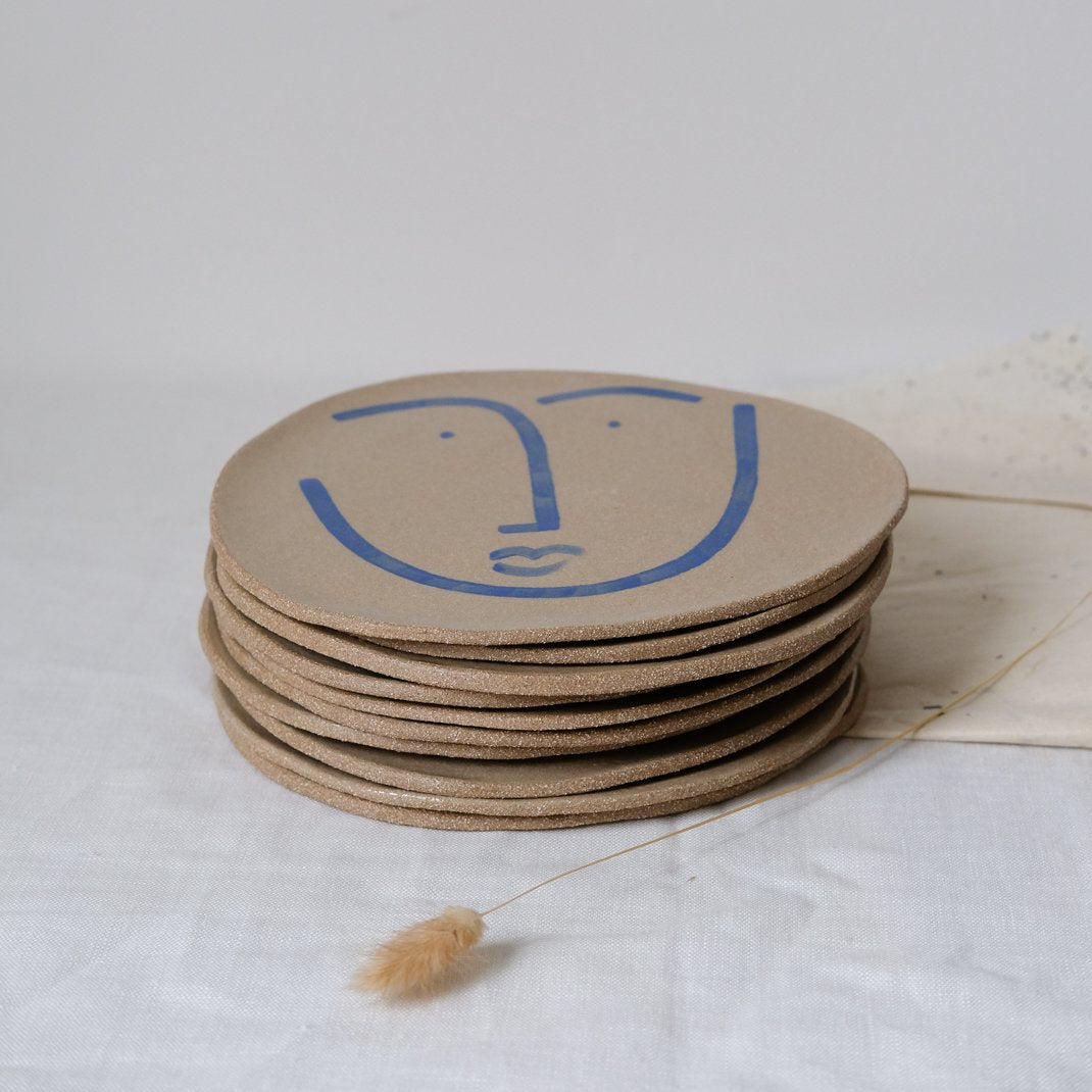 Assiette en grès roux Edgar par Lucie Faucon chez Brutal Ceramics