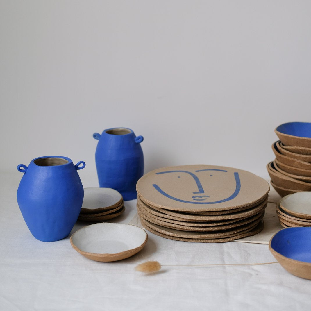 Vase à oreilles bleu par Lucie Faucon chez Brutal Ceramics