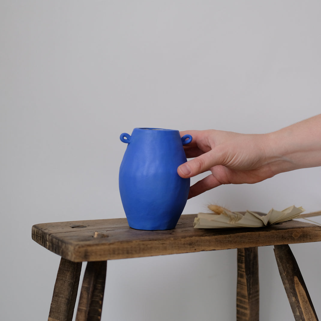 Vase à oreilles bleu par Lucie Faucon chez Brutal Ceramics