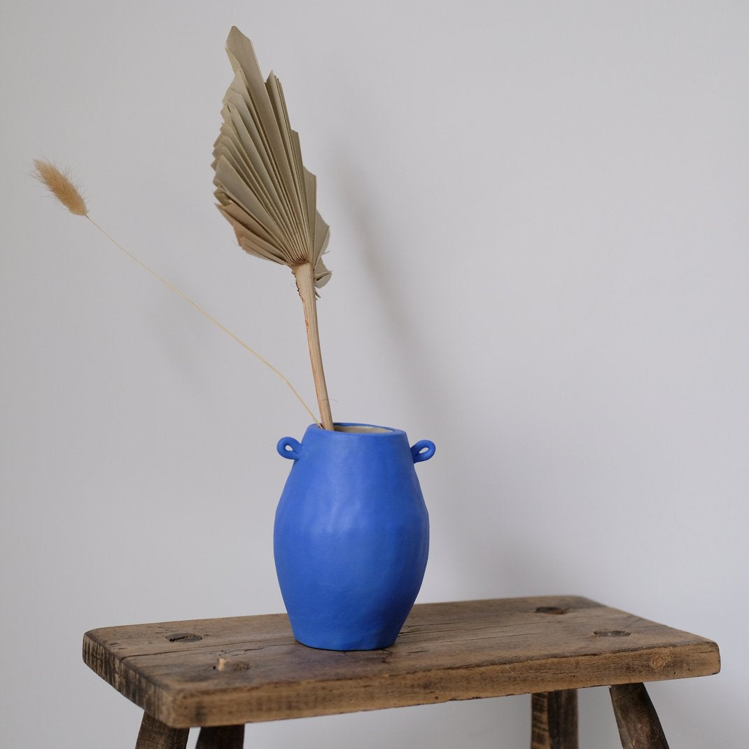 Vase à oreilles bleu par Lucie Faucon chez Brutal Ceramics