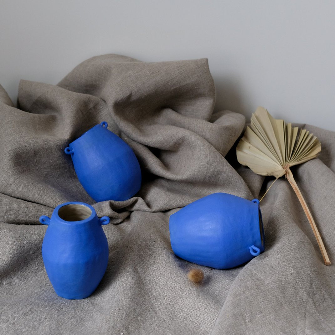 Vase à oreilles bleu par Lucie Faucon chez Brutal Ceramics